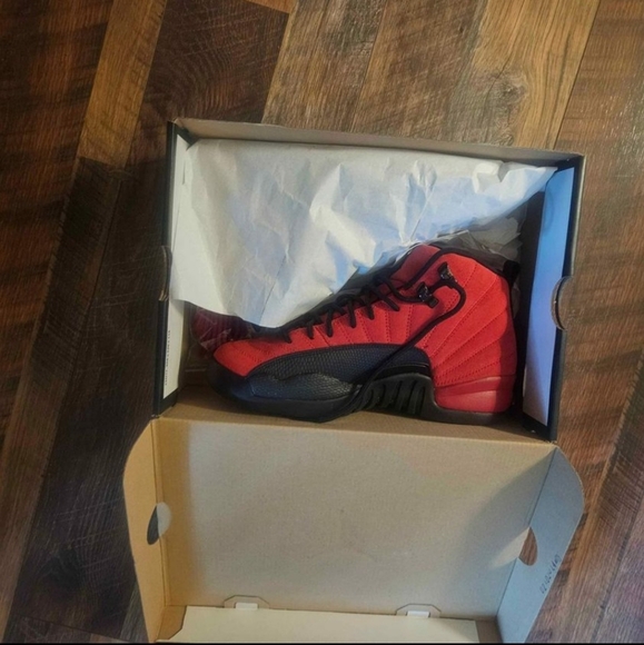 Air jordan retro 12 reverse flu game gs